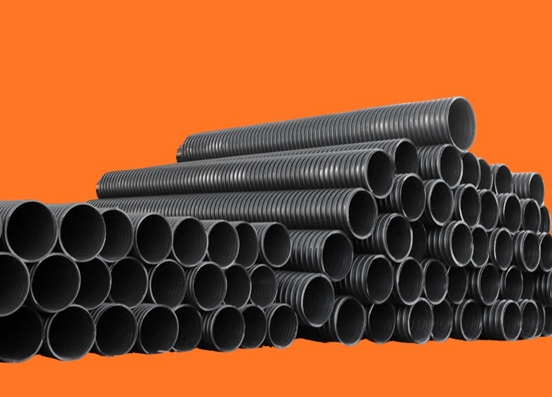 Pilha de tubos Tucano Infraestrutura de parede dupla com detalhe das extremidades abertas, enfatizando a robustez e o design para drenagem eficiente